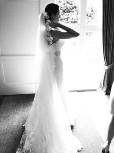 Das Schwarz-weiß-Foto zeigt eine Braut
